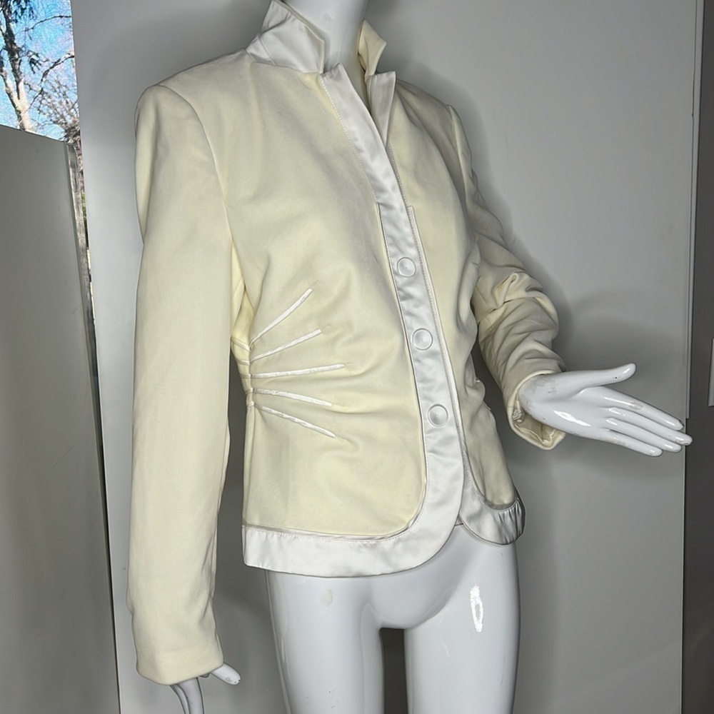 Hugo Boss US Sz 10 Cream Velvet with Satin Trim Snap Front Blazer
